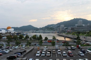 Öğleden sonra Nagasaki 'deki otoparkta arabalar var. Ağustos 2019 'da çekildi..