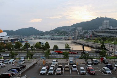 Öğleden sonra Nagasaki 'deki otoparkta arabalar var. Ağustos 2019 'da çekildi..