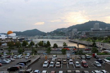 Öğleden sonra Nagasaki 'deki otoparkta arabalar var. Ağustos 2019 'da çekildi..