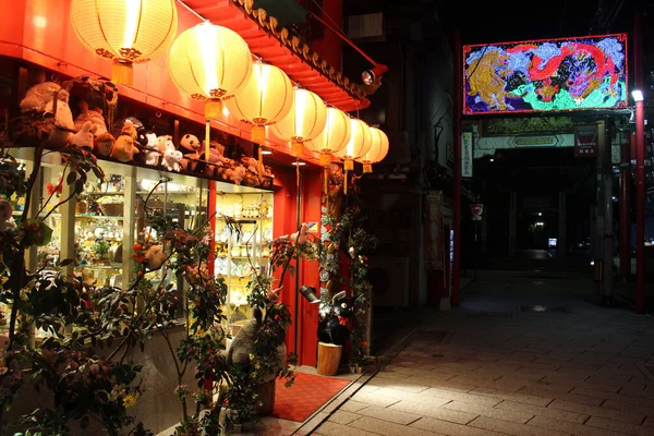 Lanternes Devant Une Célèbre Boutique Poupées Totoro Nagasaki Chinatown Prise — Photo