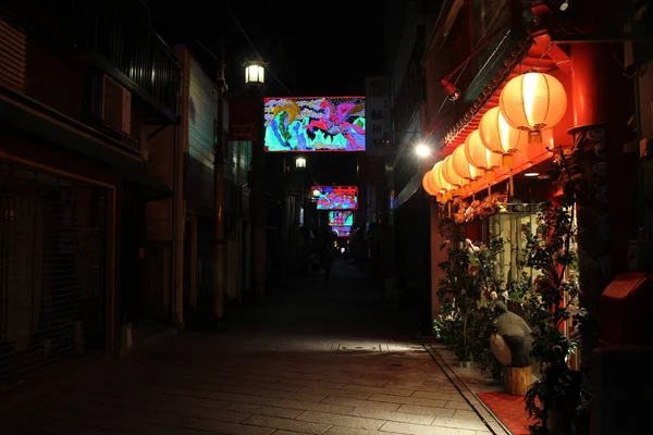 长崎唐人街小巷周围的灯笼 商店和电子广告牌 2019年8月拍摄 — 图库照片