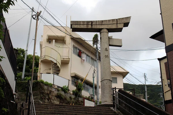 Çeviri: bir bacaklı torii kapısı (Shinto), hala duruyor. Ağustos 2019 'da çekildi..