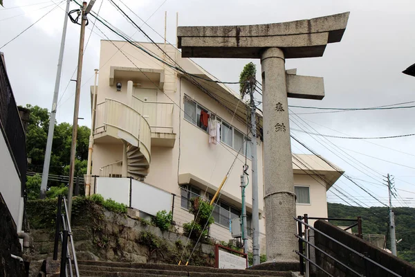 Çeviri: bir bacaklı torii kapısı (Shinto), hala duruyor. Ağustos 2019 'da çekildi..