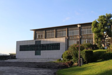 Nagasaki 'deki 26 Şehit Tapınağı' nın duvarı ve kilisesi. Japonya 'da, Ağustos 2019' da çekildi..