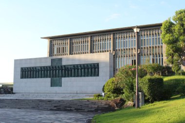 Nagasaki 'deki 26 Şehit Tapınağı' nın duvarı ve kilisesi. Japonya 'da, Ağustos 2019' da çekildi..