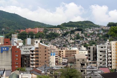 Suwa Tapınağı 'nın kapısından Nagasaki şehrinin görüntüsü. Ağustos 2019 'da çekildi..