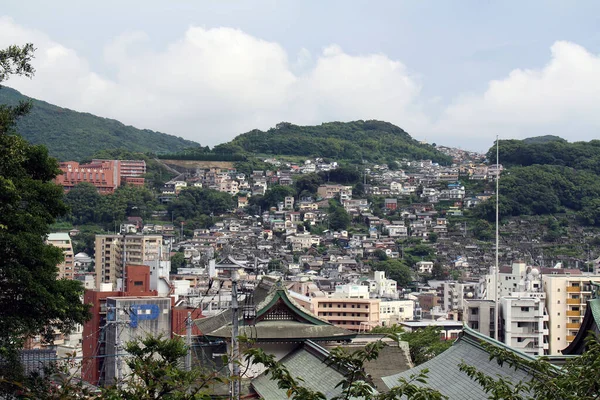 Suwa Tapınağı 'nın kapısından Nagasaki şehrinin görüntüsü. Ağustos 2019 'da çekildi..