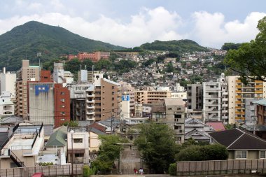Suwa Tapınağı 'nın kapısından Nagasaki şehrinin görüntüsü. Ağustos 2019 'da çekildi..