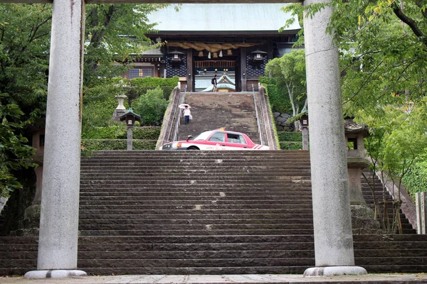 Ταξί Στην Πύλη Εισόδου Του Ναού Σούβα Στο Ναγκασάκι Τραβήχτηκε — Φωτογραφία Αρχείου