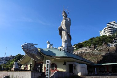 Guan yin veya Kanon ve Fukusaiji Japon Nagasaki Tapınağı kaplumbağası. Ağustos 2019 'da çekildi..