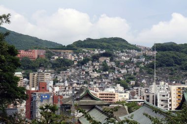 Suwa Tapınağı 'nın kapısından Nagasaki şehrinin görüntüsü. Ağustos 2019 'da çekildi..