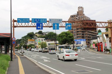 Gündüz vakti Kami-Kumamoto İstasyonu çevresindeki trafik işaretleri. Ağustos 2019 'da çekildi..