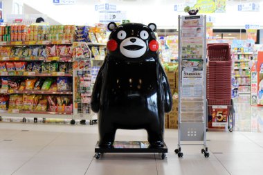 Kumamon Kumamoto 'da bir marketin önünde. Ağustos 2019 'da çekildi..