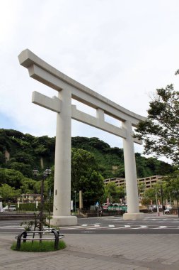 Kagoshima 'daki Terukuni Jinja Tapınağı' nın büyük Torii kapısı. Ağustos 2019 'da çekildi..