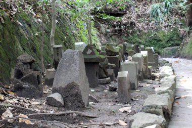 Kagoshima 'daki Terukuni Jinja Tapınağı' nın etrafındaki heykeller ve mezar taşları. Ağustos 2019 'da çekildi..