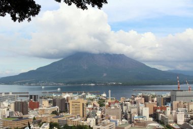 Kagoshima 'lı Sakurajima, Shiroyama Dağı' nın gündüz manzarası. Ağustos 2019 'da çekildi..