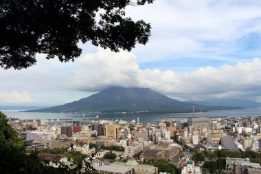 Kagoshima 'lı Sakurajima, Shiroyama Dağı' nın gündüz manzarası. Ağustos 2019 'da çekildi..