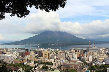 Kagoshima 'lı Sakurajima, Shiroyama Dağı' nın gündüz manzarası. Ağustos 2019 'da çekildi..
