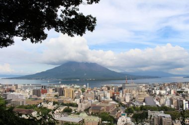 Kagoshima 'lı Sakurajima, Shiroyama Dağı' nın gündüz manzarası. Ağustos 2019 'da çekildi..