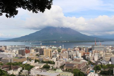 Kagoshima 'lı Sakurajima, Shiroyama Dağı' nın gündüz manzarası. Ağustos 2019 'da çekildi..