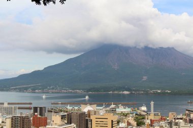 Kagoshima 'nın Sakurajima Dağı, Shiroyama Gözlemevi' nin gündüz manzarası. Ağustos 2019 'da çekildi..