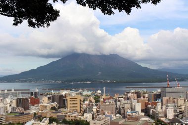 Kagoshima 'nın Sakurajima Dağı, Shiroyama Gözlemevi' nin gündüz manzarası. Ağustos 2019 'da çekildi..