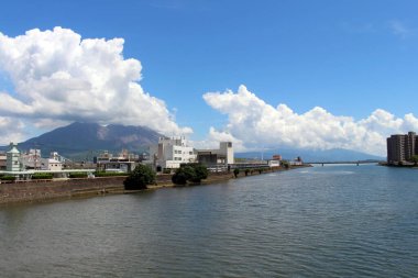 Kagoshima 'lı Sakurajima' nın omuzları, sokaktan ve köprüden manzara. Ağustos 2019 'da çekildi.