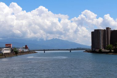 Kagoshima 'lı Sakurajima' nın omuzları, sokaktan ve köprüden manzara. Ağustos 2019 'da çekildi.