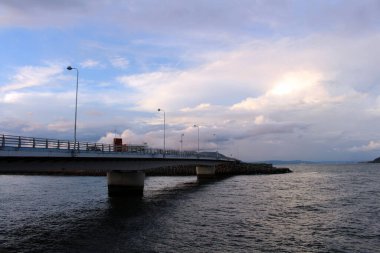 Gün batımında Kagoshima 'daki Kamoikekaizuri Parkı' ndaki köprü. Ağustos 2019 'da çekildi..