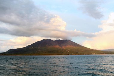 Sakurajima gün batımında Kamoikekaizuri Parkı 'nın etrafında kararıyor. Ağustos 2019 'da çekildi..