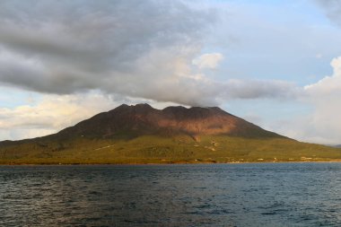 Güneş batarken Sakurajima 'nın Kamoikekaizuri Parkı' nın etrafını kaplamasının yakın görüntüsü.