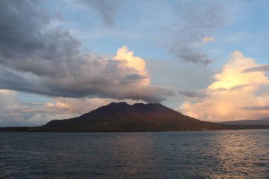 Sakurajima gün batımında Kamoikekaizuri Parkı 'nın etrafında kararıyor. Ağustos 2019 'da çekildi..