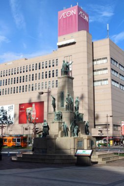 Yaz zamanı Kagoshima 'nın AMU Plaza' sı etrafındaki heykellerin kapatılması.