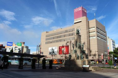 Yaz aylarında Kagoshima 'nın AMU Plaza' sının etrafındaki heykeller. Ağustos 2019 'da çekildi..