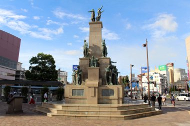 Yaz zamanı Kagoshima 'daki AMU Plaza' nın etrafındaki heykellerin detayları. Ağustos 2019 'da çekildi..