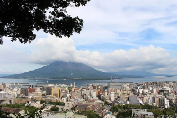 Kagoshima 'lı Sakurajima, Shiroyama Dağı' nın gündüz manzarası. Ağustos 2019 'da çekildi..