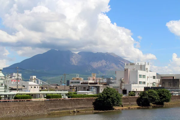 鹿儿岛的Cloudy Sakurajima从街上看到的2019年8月拍摄 — 图库照片