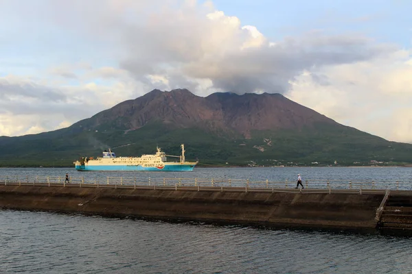Ferry Pasando Por Sakurajima Durante Puesta Del Sol Tomado Agosto — Foto de Stock