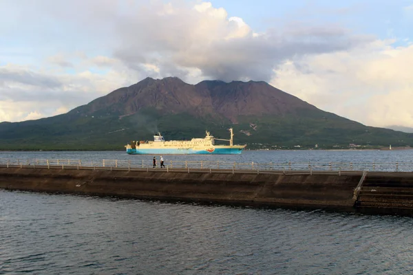 Ferry Pasando Por Sakurajima Durante Puesta Del Sol Tomado Agosto — Foto de Stock