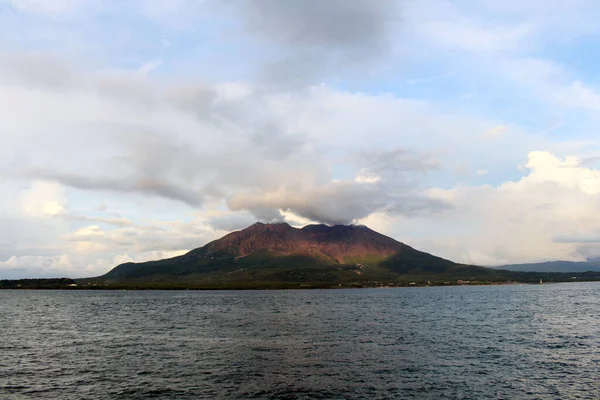 Sakurajima Semakin Gelap Sekitar Taman Kamoikekaizuri Saat Matahari Terbenam Diambil — Stok Foto
