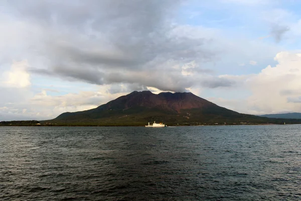 日没時に桜島を通過するフェリーを間近で見ることができます 2019年8月撮影 — ストック写真