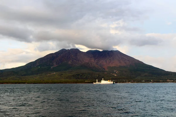 Vista Primer Plano Del Ferry Que Pasa Por Sakurajima Durante — Foto de Stock