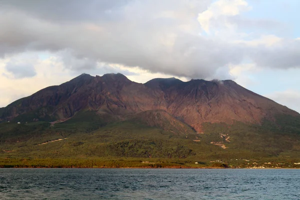 Güneş batarken Sakurajima 'nın Kamoikekaizuri Parkı' nın etrafını kaplamasının yakın görüntüsü.