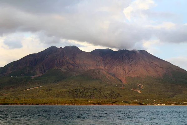 Nahaufnahme Von Sakurajima Wie Rund Den Kamoikekaizuri Park Bei Sonnenuntergang Stockbild