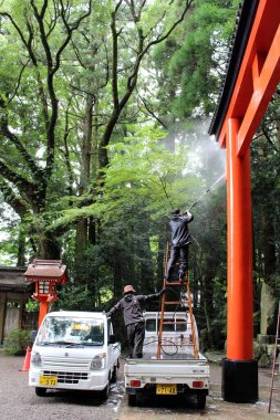 Kirishima Jingu tapınağının girişini temizliyorum. Ağustos 2019 'da çekildi..