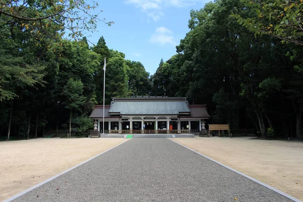 宫崎静水圣地周围有一座传统的寺庙和一面日本国旗 2019年8月拍摄 — 图库照片