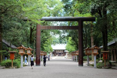 Miyazaki Jingu Tapınağının ana tapınağının Torii kapısı. Ağustos 2019 'da çekildi.