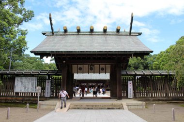 Miyazaki Jingu Tapınağı 'nın ana tapınağına giriş. Ağustos 2019 'da çekildi.