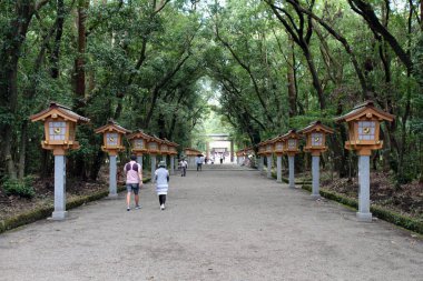 Torii Shinto kapısı ve Miyazaki Jingu Tapınağı 'nın toro aydınlatma ekipmanı. Ağustos 2019 'da çekildi..
