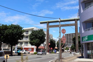 Miyazaki Jingu Tapınağı 'nın ana caddesindeki dev torii Shinto kapısı. Ağustos 2019 'da çekildi..